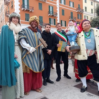 Mondovì e Savona a braccetto per il carnevale: donato un Cicciolin in ceramica dell'artista Andrea Contri