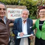 L'attore e regista Giorgio Caprile firma la piastrella sul Muretto di Alassio