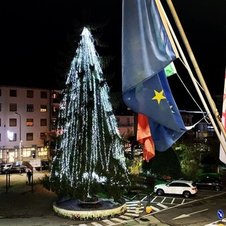 Cengio, si accende la magia del Natale: fino al 6 gennaio le vie e le piazze risplenderanno con le luminarie natalizie (FOTO)