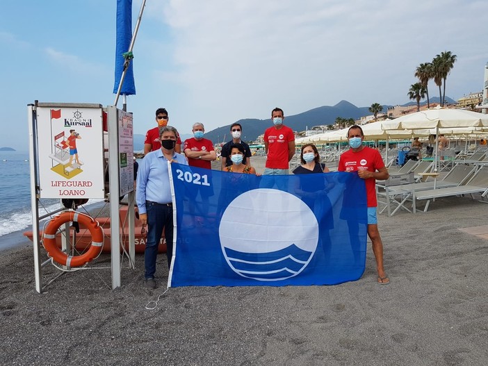 Loano, consegnata ai bagni marini la Bandiera Blu della Fee (FOTO)