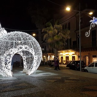 A Loano il Natale si accende con le “Mille luci delle Feste”, il mercatino e la pista di pattinaggio in piazza Italia