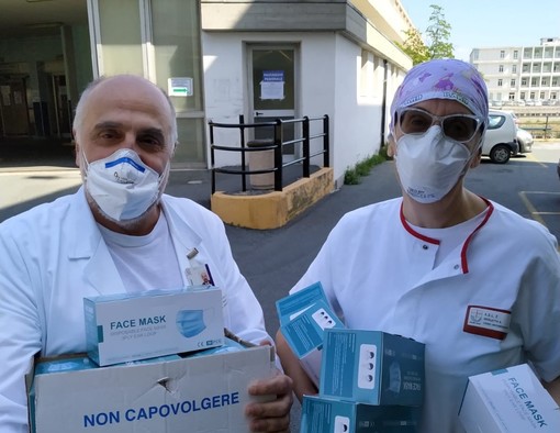 Roberto Lerza con la caposala del Pronto soccorso savonese