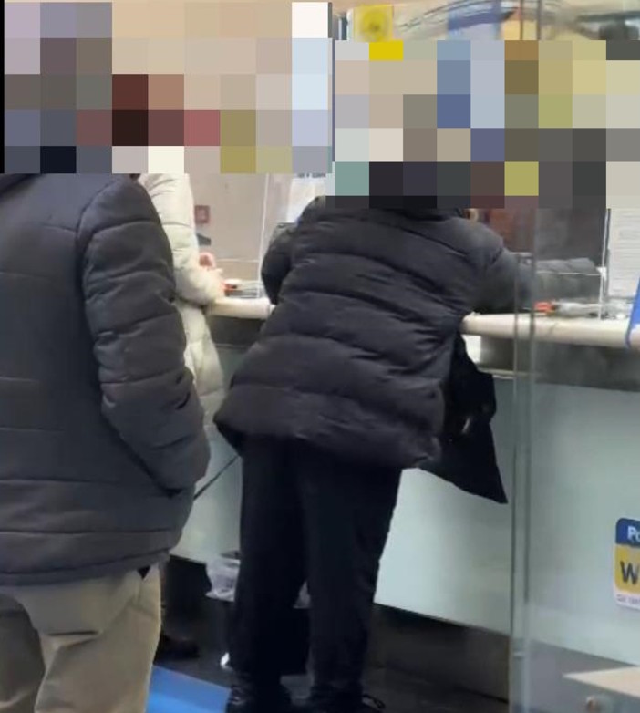 Inveisce contro l'impiegata allo sportello: in escandescenza alle Poste di Savona (VIDEO)