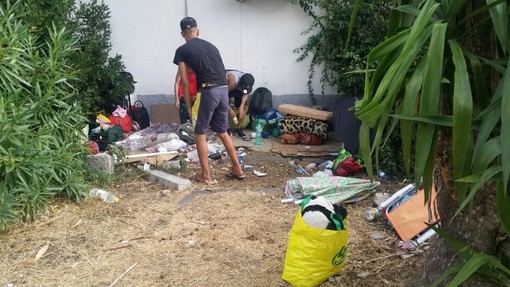 Bivacchi nella stazione di Loano, operazione congiunta delle Forze dell'Ordine