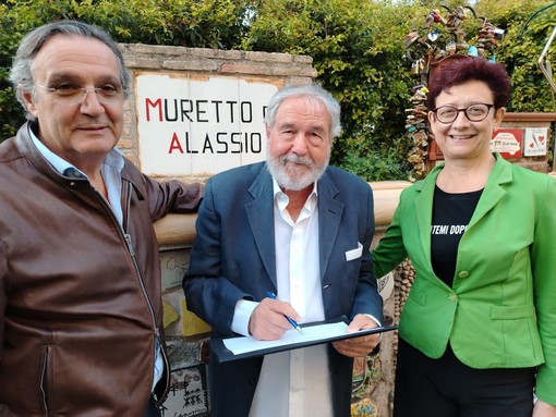 L'attore e regista Giorgio Caprile firma la piastrella sul Muretto di Alassio