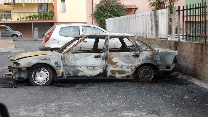 Loano: auto in fiamme, intervento dei Vigili del Fuoco