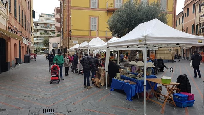 Loano, in piazza Massena torna il mercatino degli artigiani e degli artisti