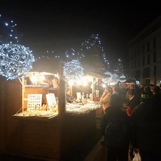 Pentolaccia, maschere tradizionali, animazione e tante golosità nel weekend del Mercatino di Natale a Loano