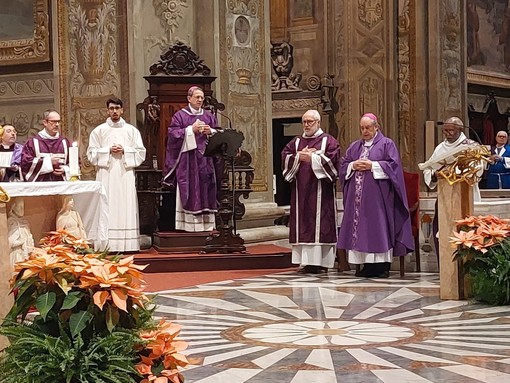 Savona, messa in Duomo in suffragio di Benedetto XVI. Il Vescovo: &quot;Voleva una chiesa più semplice e moderna, togliendo le incrostazioni&quot; (FOTO)