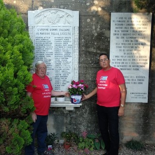 Il delegato cubano Marcelino Guerra Rosabal in visita al Monumento che ricorda i Martiri della Foce di Albenga