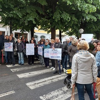 Altare, nuova protesta contro l'ex Savam. Cittadini e commercianti in piazza: &quot;Strada chiusa da sette mesi, ora basta&quot; (FOTO)