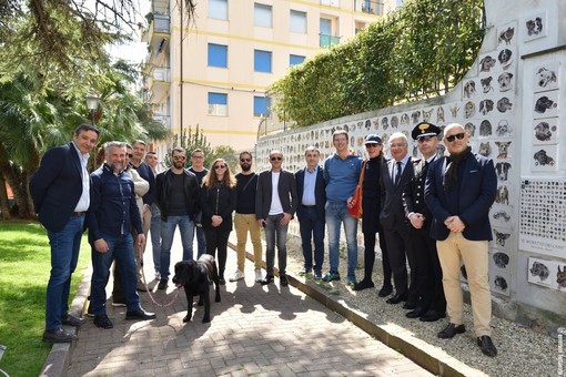 Alassio, il comandante del Centro Cinofili Nazionale in visita al Muretto dei Cani