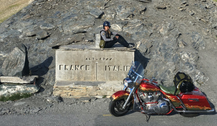 Monica Dorigatti, alias Cromilla, in vetta al Colle dell'Agnello