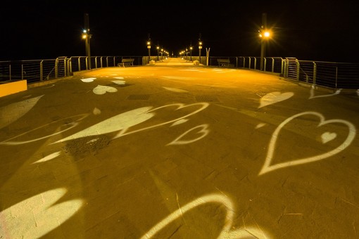 Il molo di Alassio illuminato di giallo in occasione dell'8 marzo