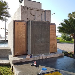 Loano si prepara al 25 aprile: restaurato e aggiornato il monumento ai caduti sul lungomare