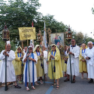 In foto alcuni momenti della processione della Madonna del Carmine, a Cuneo