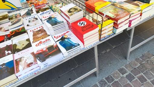 Mein Kampf di Hitler, lo si trova esposto anche al mercato di Finale Ligure