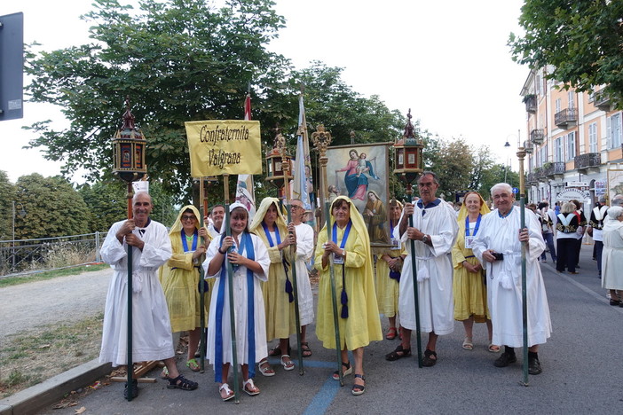 In foto alcuni momenti della processione della Madonna del Carmine, a Cuneo