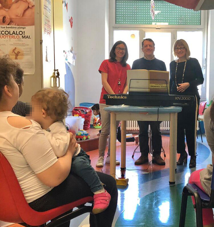 L'associazione &quot;Il Canto della Terra - Finale Ligure&quot; porta sollievo con la musica ai bimbi della pediatria del San Paolo