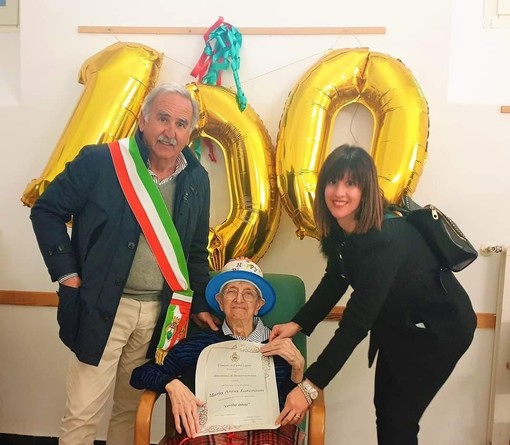 Pietra, festa per i 100 di Maria Anna Lorenzon: l'omaggio dell'amministrazione comunale (FOTO)