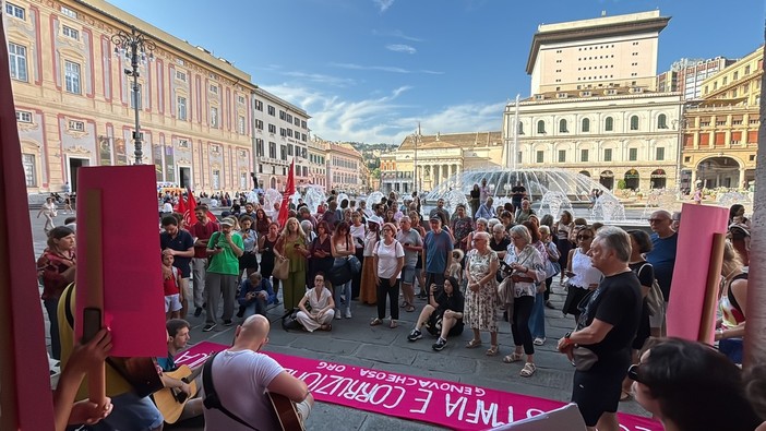 Le immagini della manifestazione sotto la sede di Regione Liguria