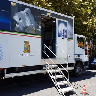 Alassio, in piazza Partigiani il laboratorio mobile della Polizia Scientifica (FOTO e VIDEO)