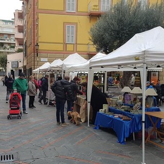 Loano, in piazza Massena torna il mercatino degli artigiani e degli artisti