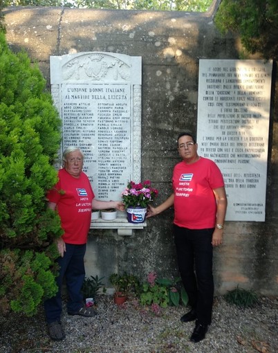 Il delegato cubano Marcelino Guerra Rosabal in visita al Monumento che ricorda i Martiri della Foce di Albenga