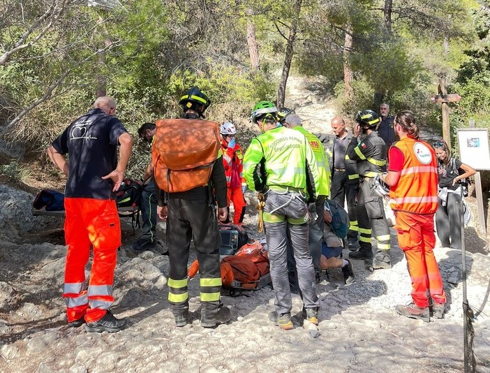 Malore sul sentiero del Pellegrino tra Varigotti e Noli: soccorsi mobilitati per una escursionista 66enne