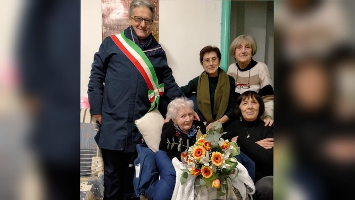 Carcare in festa per un'altra ultracentenaria: Maria Moretti ha spento 102 candeline