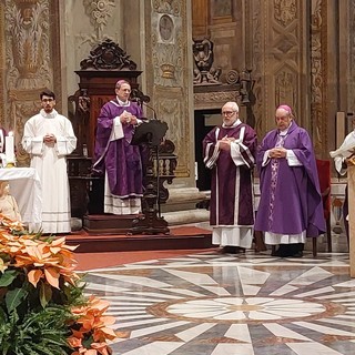 Savona, messa in Duomo in suffragio di Benedetto XVI. Il Vescovo: &quot;Voleva una chiesa più semplice e moderna, togliendo le incrostazioni&quot; (FOTO)