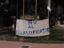 &quot;No al rigassificatore&quot;, striscioni di protesta, poi rimossi, a Quiliano: domenica 10 prevista una &quot;catena umana&quot; sulle spiagge (FOTO)