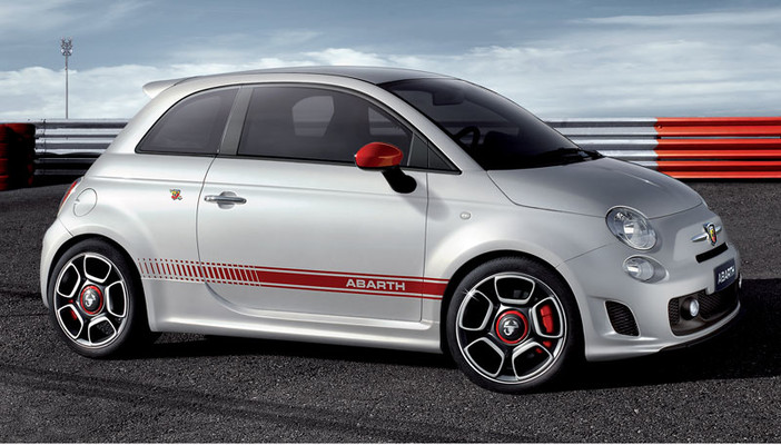 La Fiat 500 Abarth sfreccia su Capo Noli