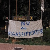 &quot;No al rigassificatore&quot;, striscioni di protesta, poi rimossi, a Quiliano: domenica 10 prevista una &quot;catena umana&quot; sulle spiagge (FOTO)