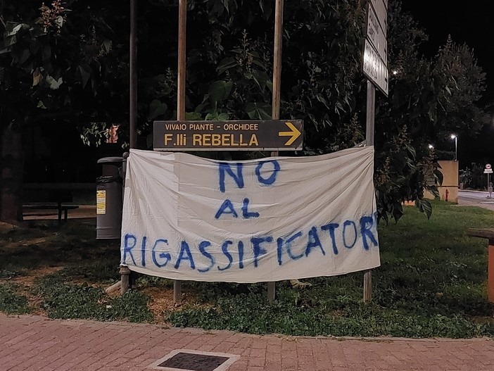 &quot;No al rigassificatore&quot;, striscioni di protesta, poi rimossi, a Quiliano: domenica 10 prevista una &quot;catena umana&quot; sulle spiagge (FOTO)