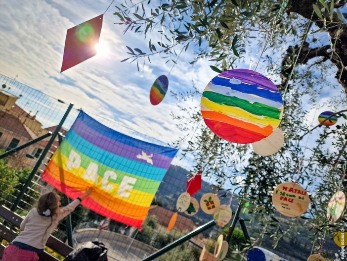 Alassio, Natale a Moglio con l'albero ecologico dedicato alla pace