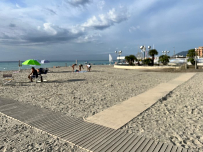 Borghetto S. Spirito, una nuova passatoia per rendere la spiaggia accessibile anche alle persone con difficoltà motorie (FOTO)