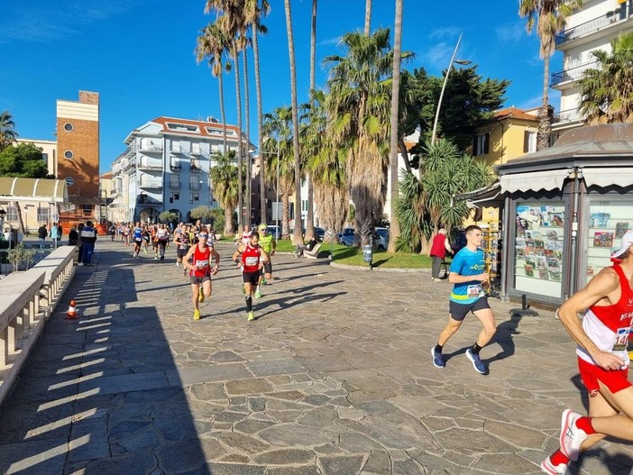 Tra sole, mare e corsa: grande partecipazione a OliOliva Run la corsa organizzata dal Marathon Club (FOTO)