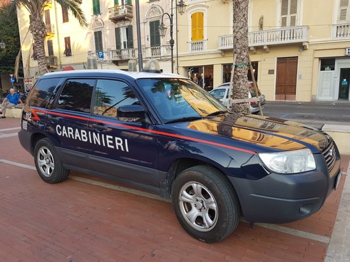 Inseguimento da film tra le vie di Albenga. Fermata auto rubata, due arrestati