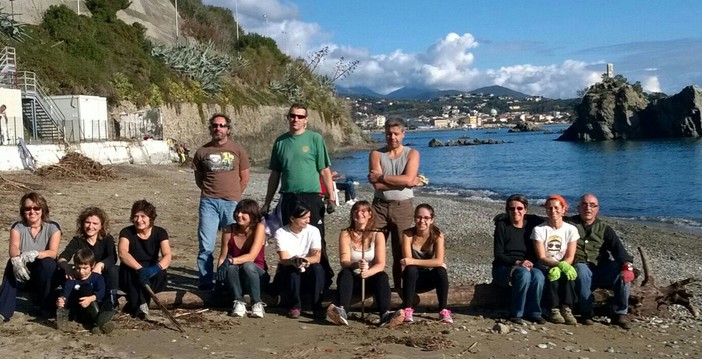 Le &quot;Mamme della Margonara&quot; puliscono la spiaggia della Madonnetta