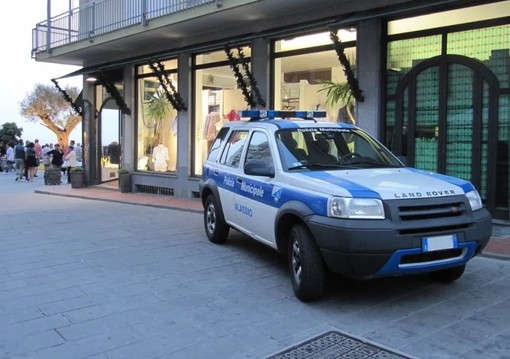 Polizia locale di Alassio, il bilancio estivo: incrementate del 43% le sanzioni per garantire il decoro urbano