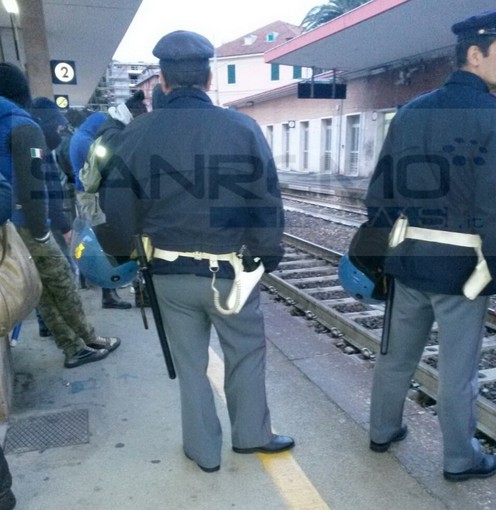 Gli agenti alla stazione