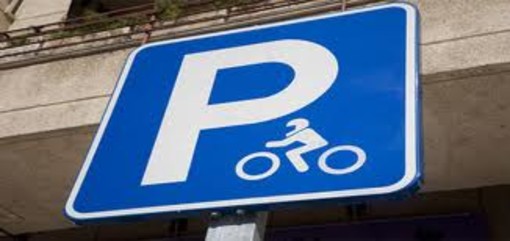 Meglio multare le moto che predisporre i parcheggi?