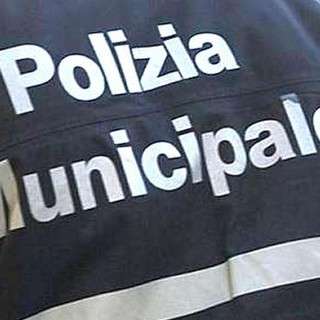 Finale Ligure, extracomunitario infuriato picchia tre agenti della Municipale dopo il pignoramento della merce contraffata