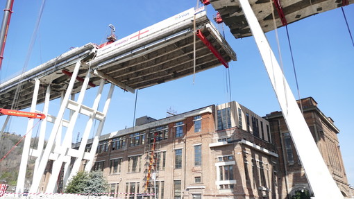 Ponte Morandi, conclusa l'operazione di smontaggio dell'impalcato numero 7