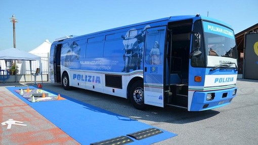 Tappa a Pietra Ligure per il Pullman Azzurro della Polizia Stradale