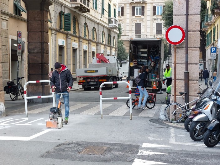 Pedonalizzazioni a Savona, via alla seconda fase: operai al lavoro in via Ratti (FOTO)