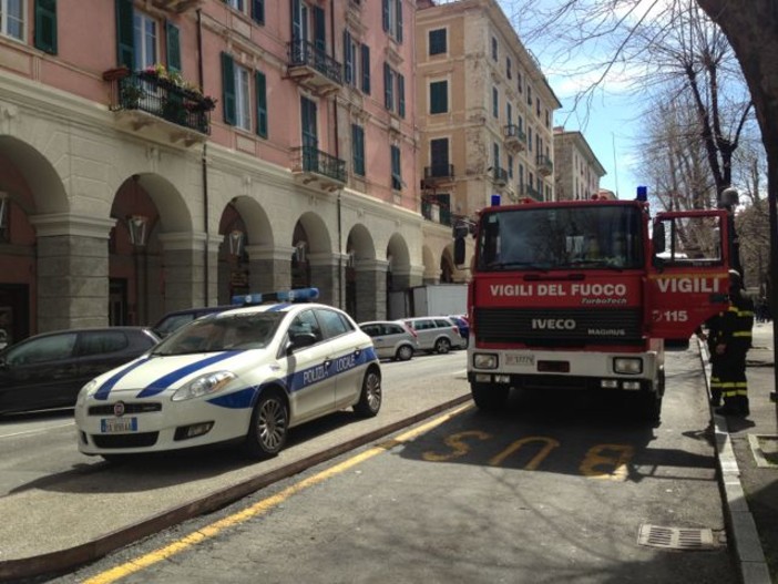 Vigili del fuoco e polizia municipale sul posto