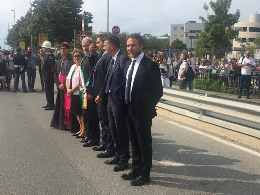 Commemorazione delle vittime: le lacrime dei parenti vicino al ponte