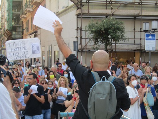 Savona, nuovo sabato di protesta dei No Green Pass: in 150 tra piazza Sisto e Corso Italia (FOTO E VIDEO)